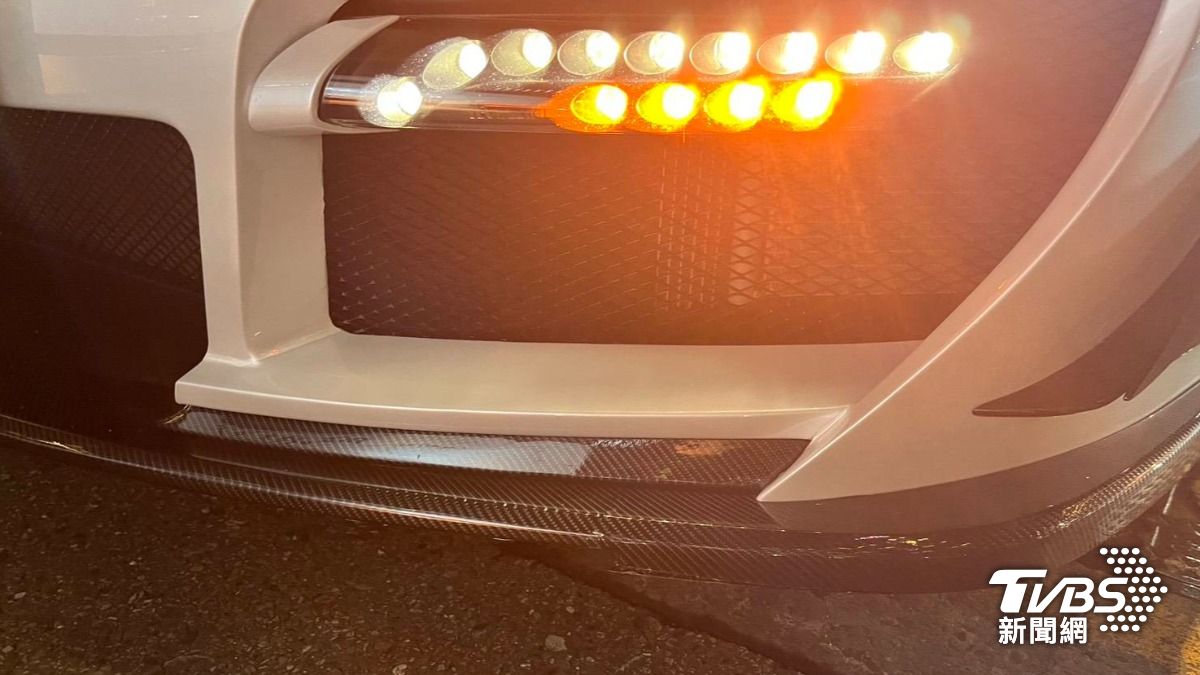 王陽明愛車左前車頭輕微受損。（圖／TVBS）