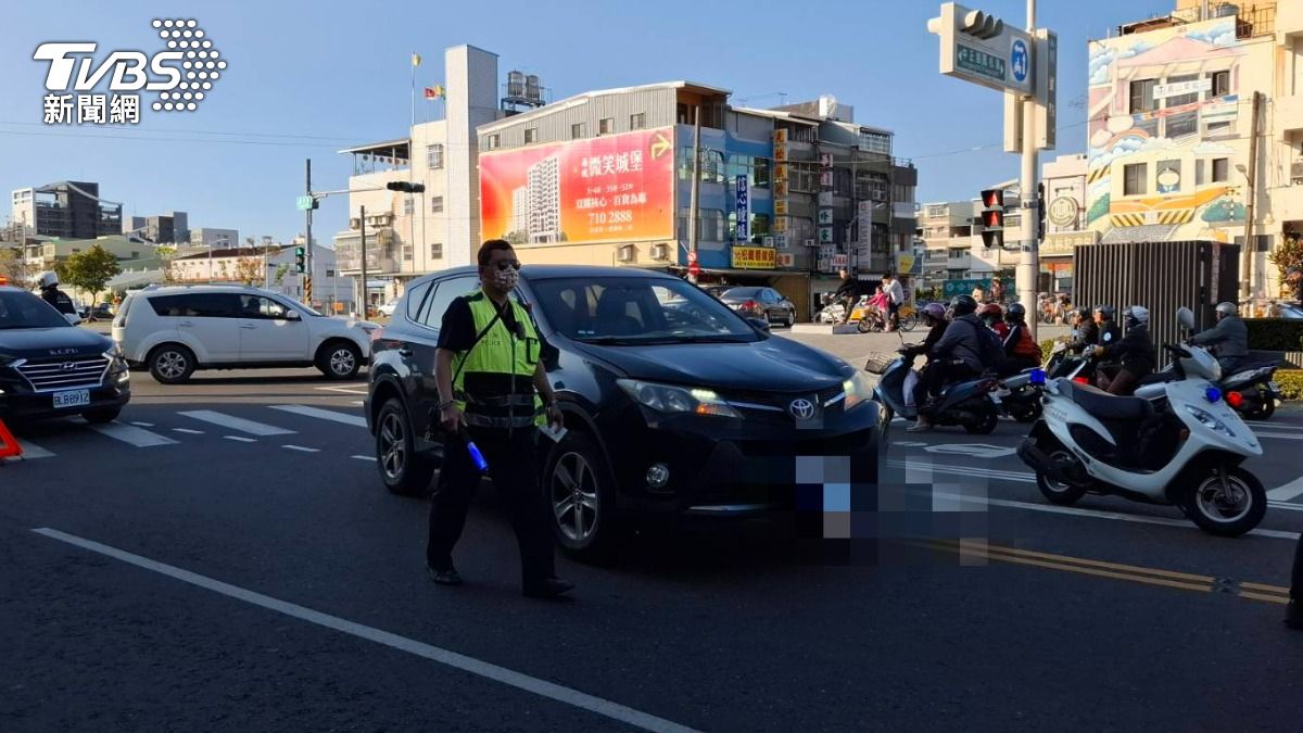 目擊者表示,肇事者下車辯「當時婦人沒有走在斑馬線上」。(圖/TVBS)