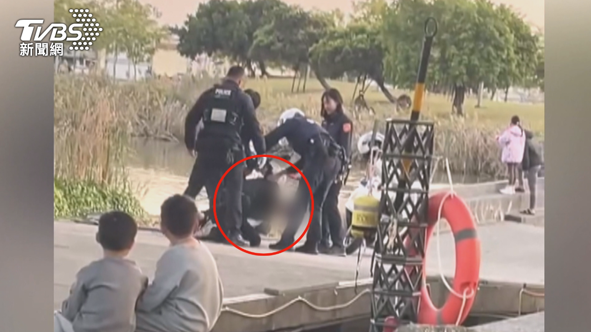 現場目睹警察逮捕逃犯的震撼過程,孩子們驚訝得目不轉睛。(圖/民眾提供)