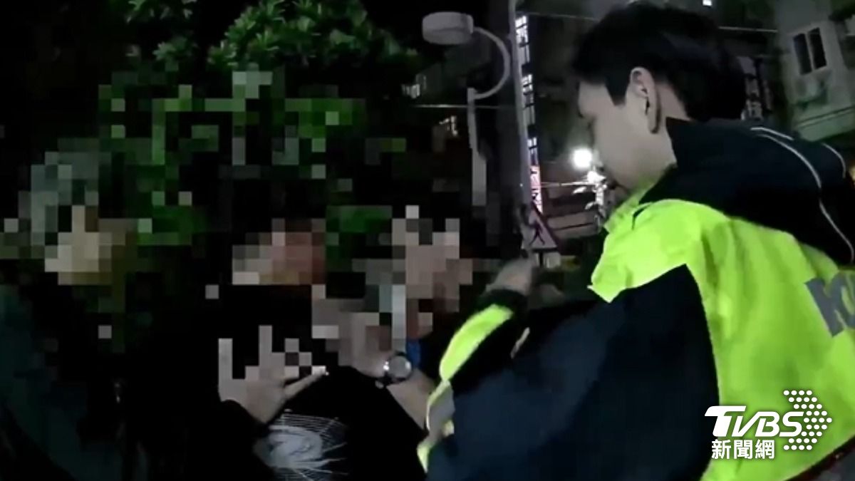 鬧淡大商圈,男酒醉咆哮遭警保護管束。(圖/TVBS)