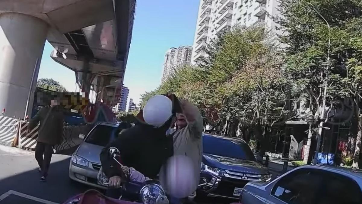 三峽行車糾紛…騎士怒飆國罵 車主一家3口竟下車理論打人