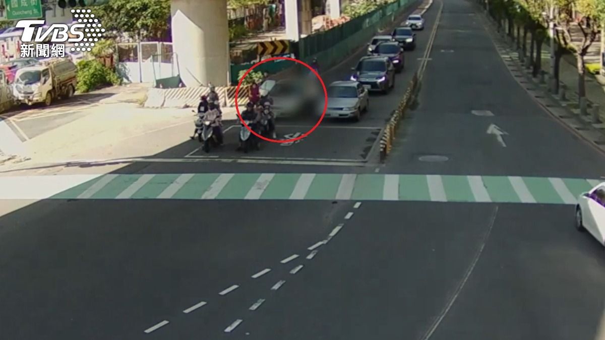 王姓老翁一家3口下車與機車騎士理論。（圖／TVBS）
