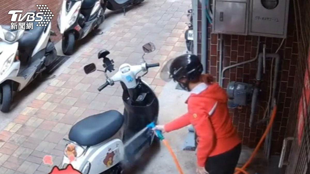 女自備水龍頭鑰匙,住戶家偷水洗車。(圖/TVBS)