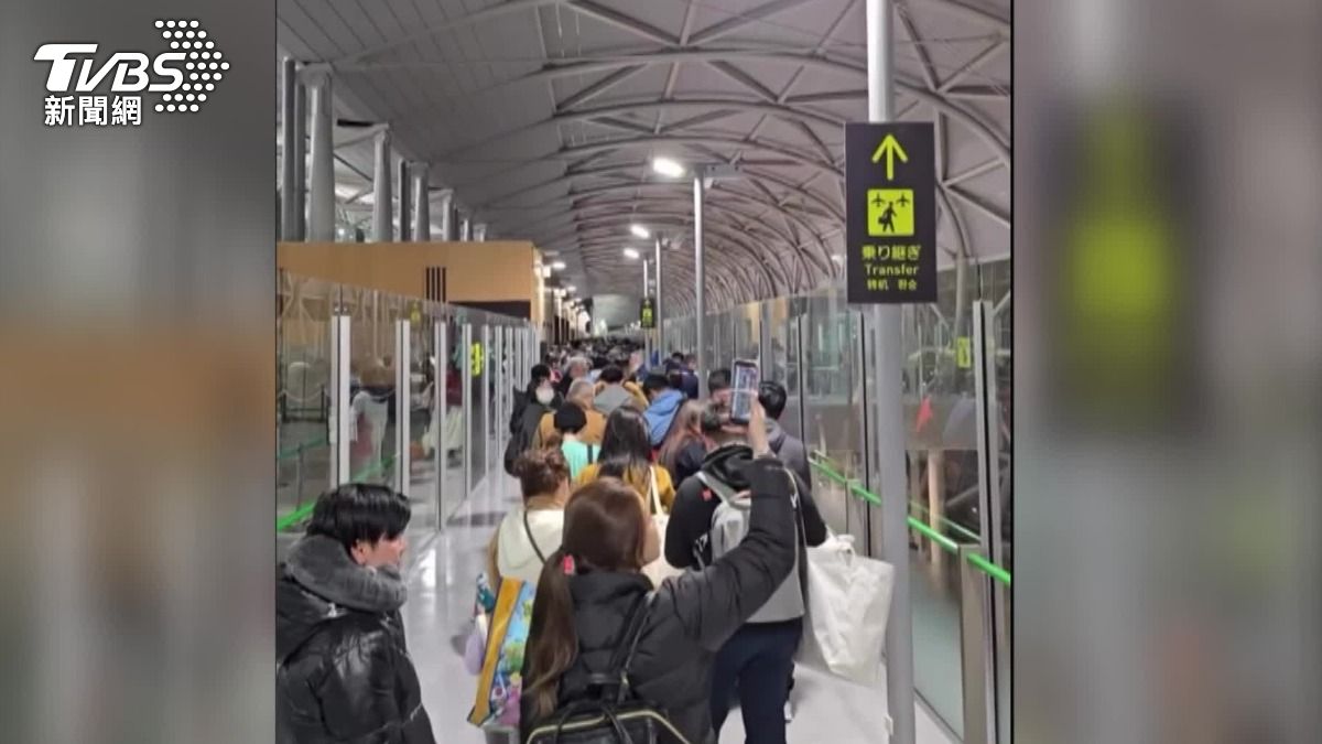 5號清晨大批台灣遊客擠在日本關西機場走道,因為機場管制區內遺失一把美工刀,全部的旅客需要重新安檢。(圖/旅客wooxann提供)