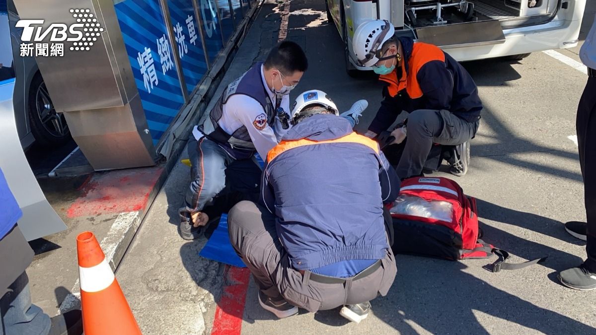 快訊/洗車中突命危!高雄男臥車內無呼吸心跳 加油站員工嚇傻