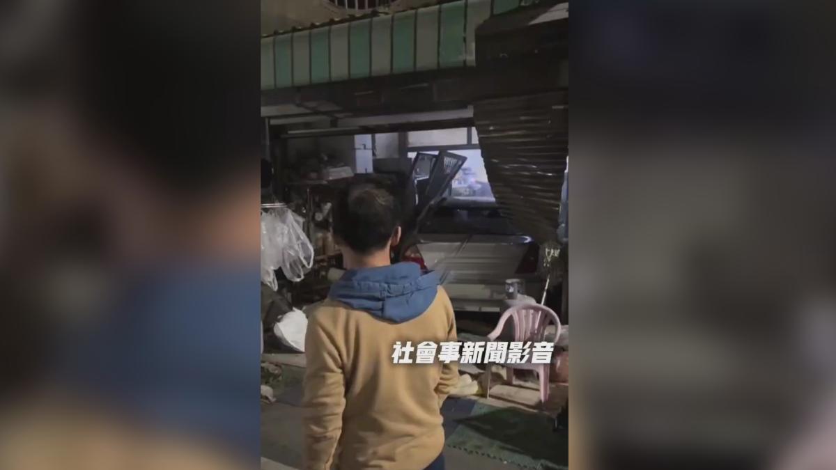沒在看?T字路口直直衝,男撞進民宅夾死貓。(圖/翻攝社會事新聞影音)