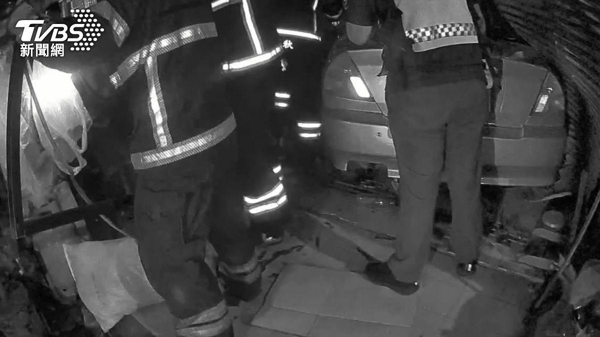 警消到達現場後,救援一度無從下手,最終才將車內兩人救出。(圖/TVBS)