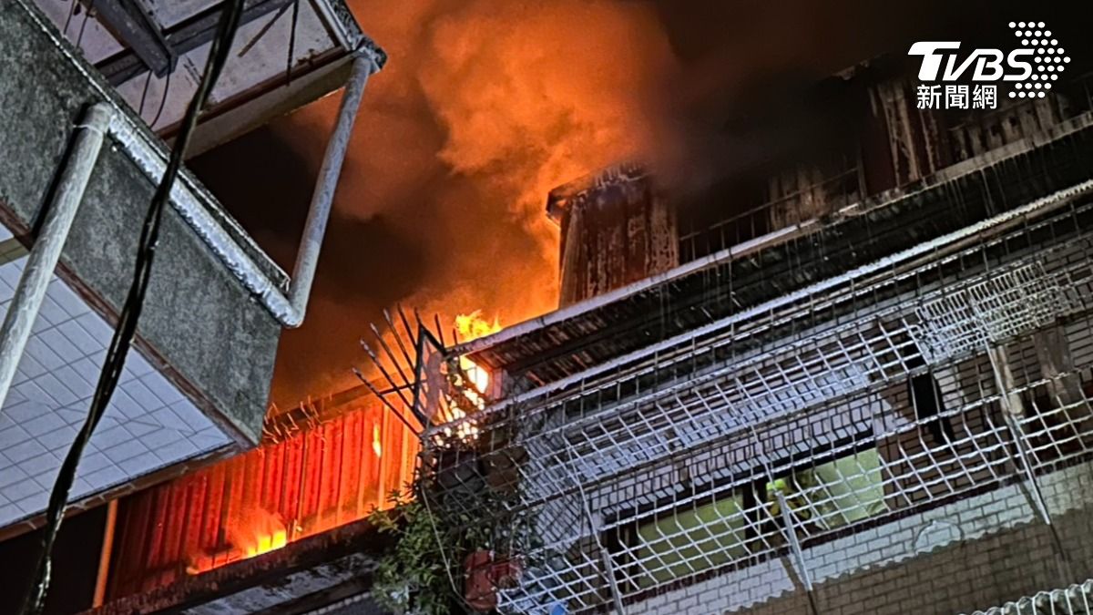 清晨基隆發生大火,住戶驚險逃生,頂樓加蓋竄火全燒毀。(圖/TVBS)