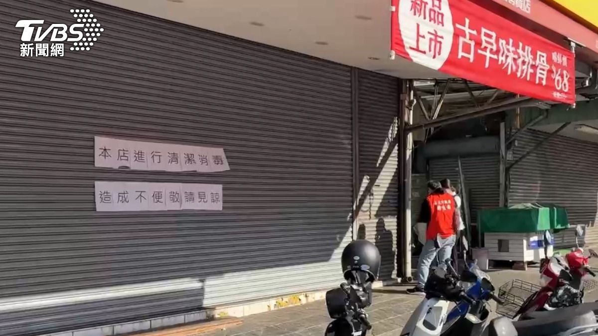 八方雲集大雅分店爆出食安危機，業者自主停業，在鐵門貼上進行清潔消毒的公告。（圖／TVBS）