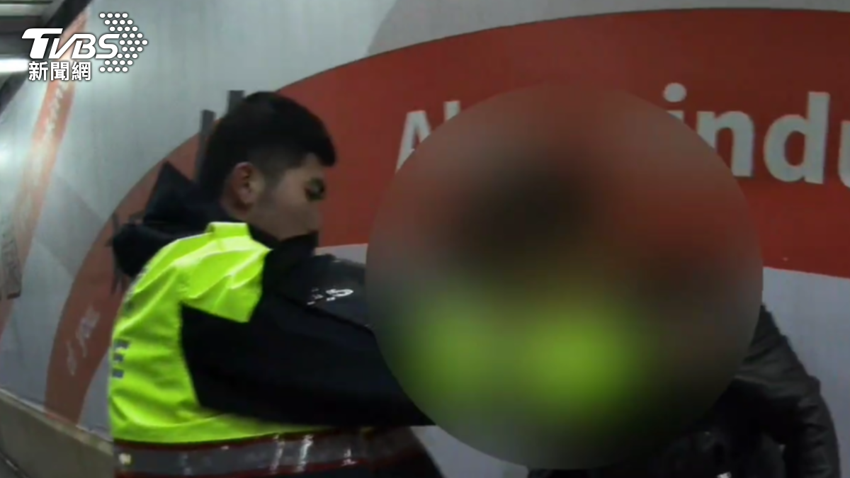 桃園火車站前警方盤查，逃逸移工咆哮落跑。（圖／TVBS）