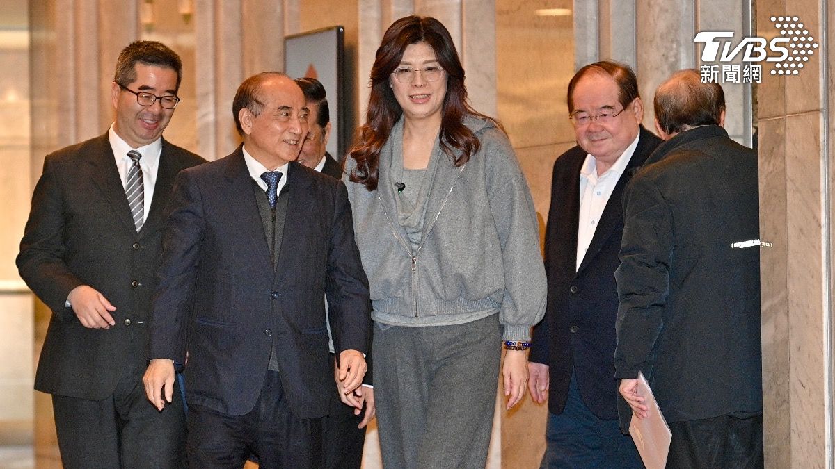 國民黨主席鄭麗文率多位副主席親發聘書聘王金平為國民黨最高顧問。(圖/胡瑞麒攝)