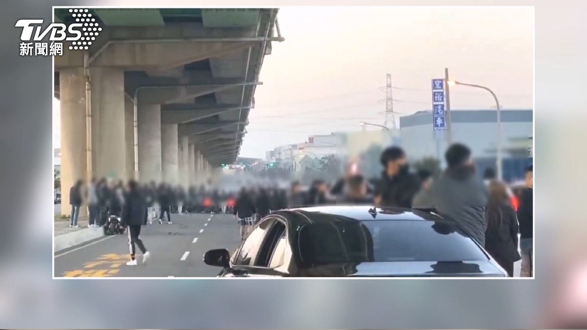 改裝車族佔路競速,住戶投訴警方「束手無策」。(圖/TVBS)