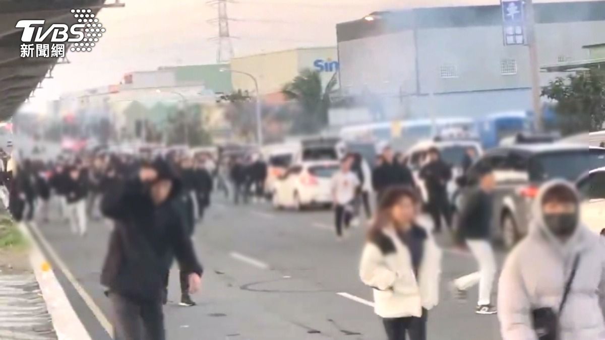 阿志頭騎士清晨競速不怕抓!台中居民崩潰:警察來了就跑。(圖/TVBS)