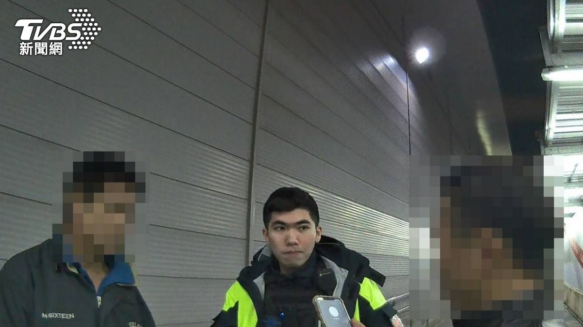 桃園2男醉鬧車站，遭盤查失控大吼「是合法的」。（圖／TVBS）