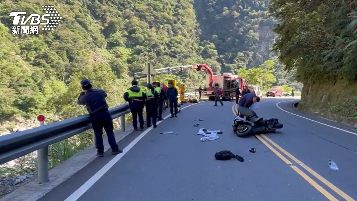 男大生過彎失控,墜10米深谷死亡。(圖/TVBS)