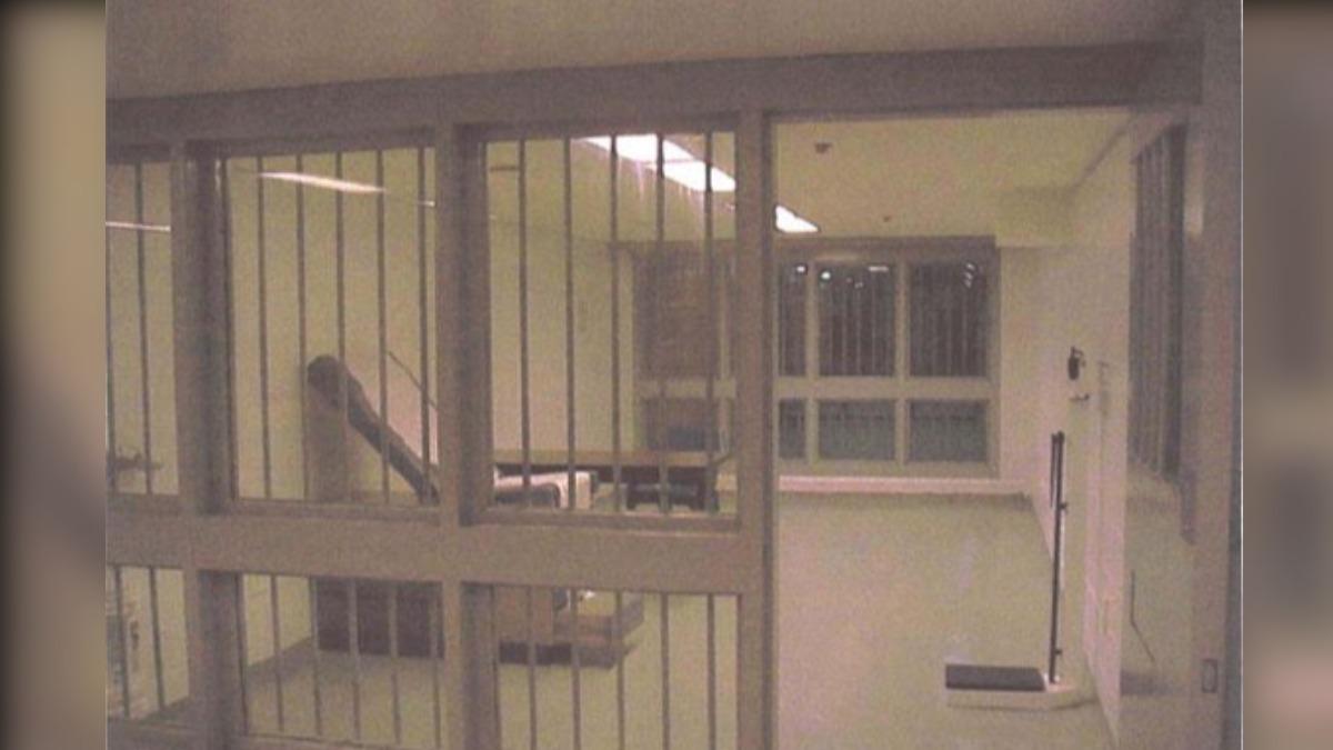 布魯克林都會拘留中心過去流出的內部畫面。(圖/翻攝自X@@AlvaroAlvaradoC)
