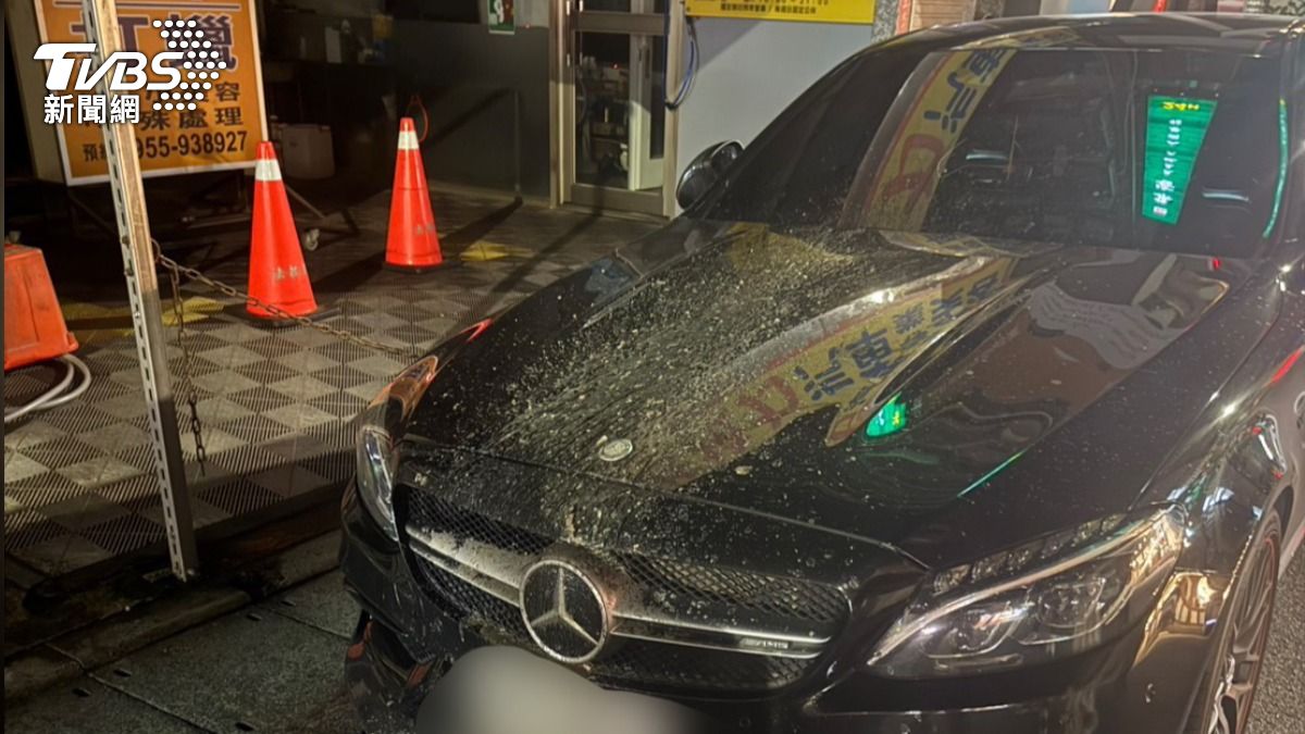 中山區賓士車遭潑糞 引擎蓋變色駕駛見慘況傻了