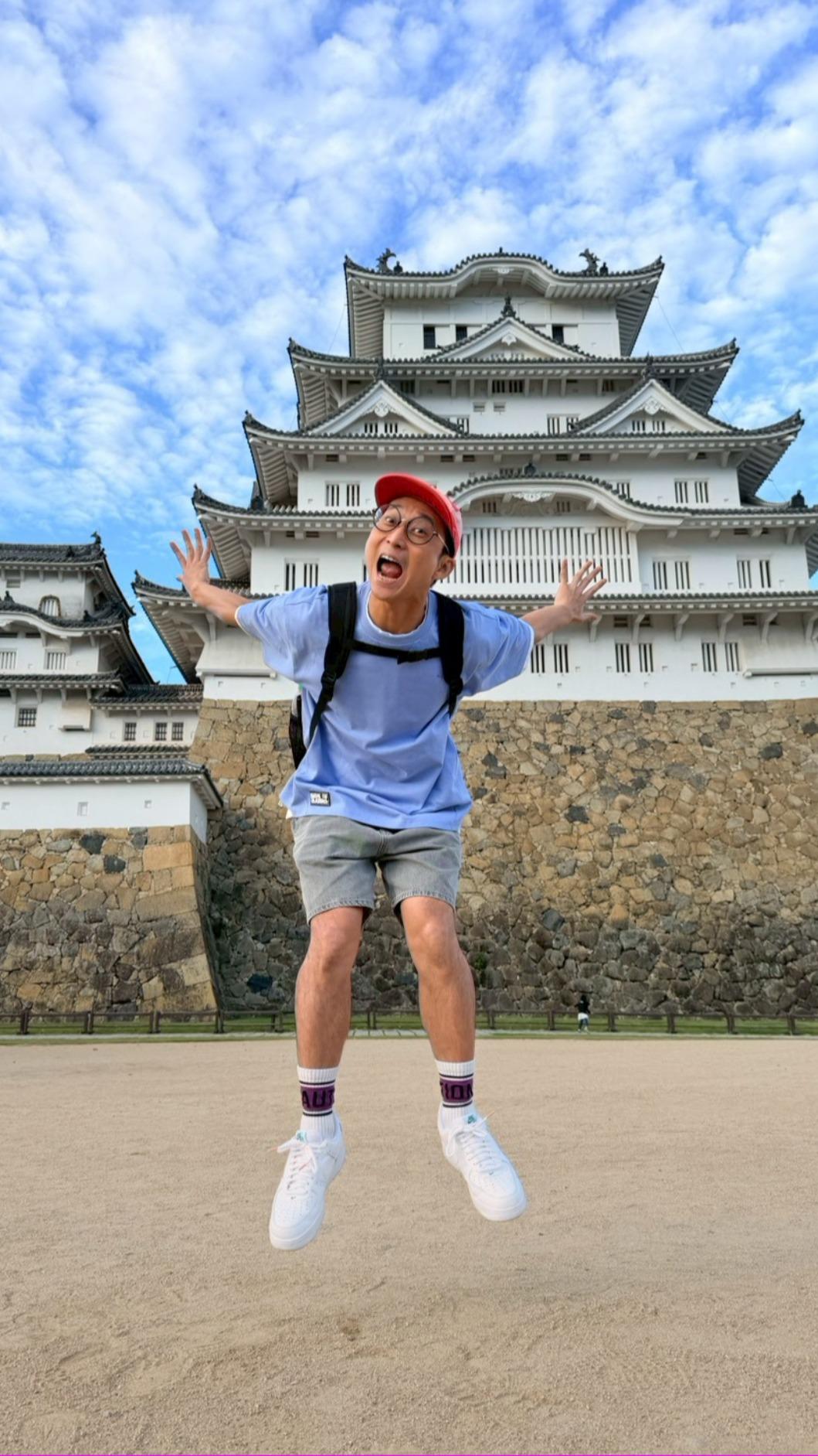 為了報恩還錢,浩子首次到日本姬路城。(圖/鬧著玩提供)