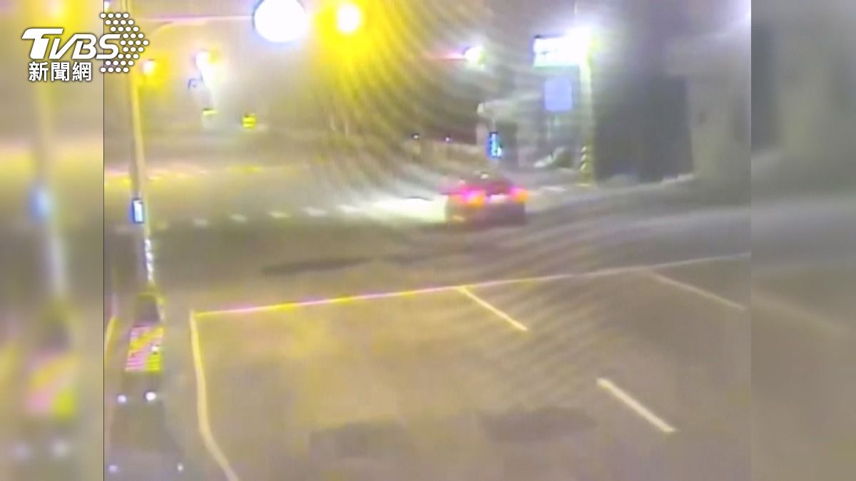 深夜恐怖車禍!通霄轎車失控飛撞 獨子彈出車外慘死菜園。(圖/TVBS)