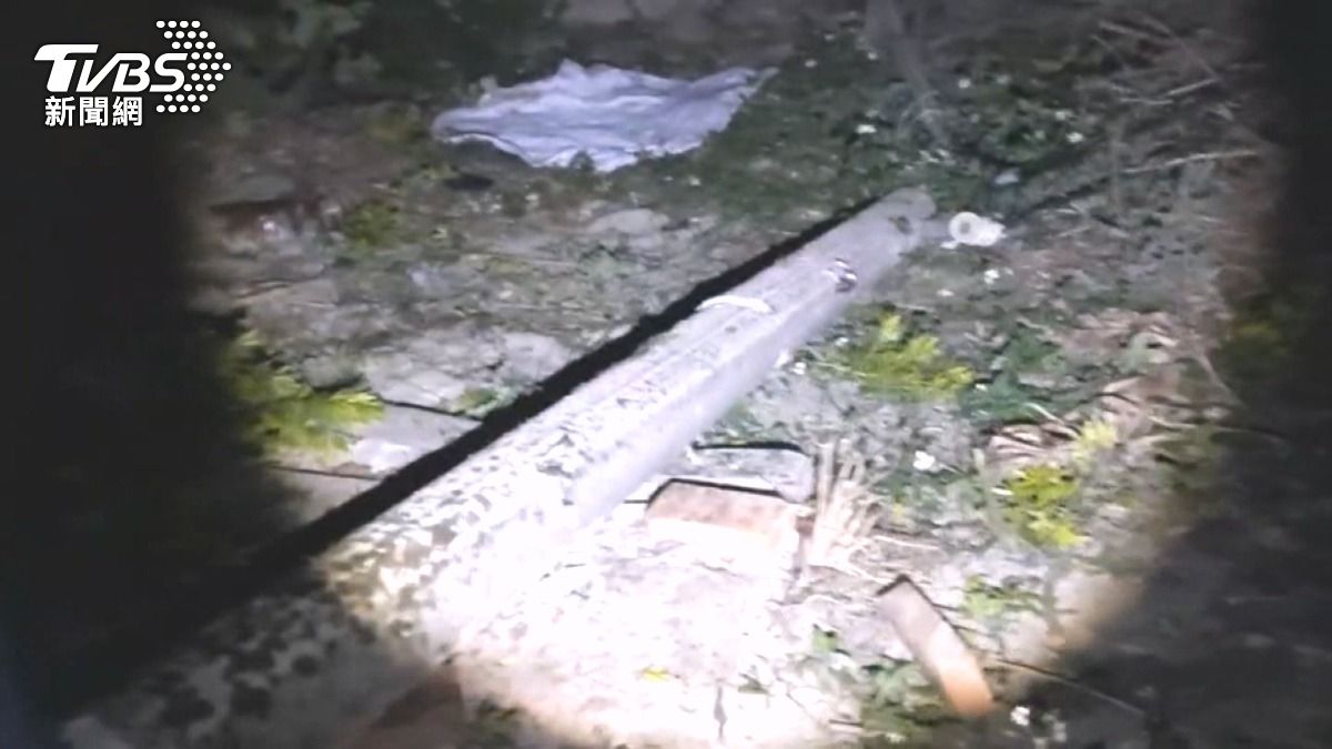 轎車騰空飛出 無業男撞破圍牆慘死。(圖/TVBS)