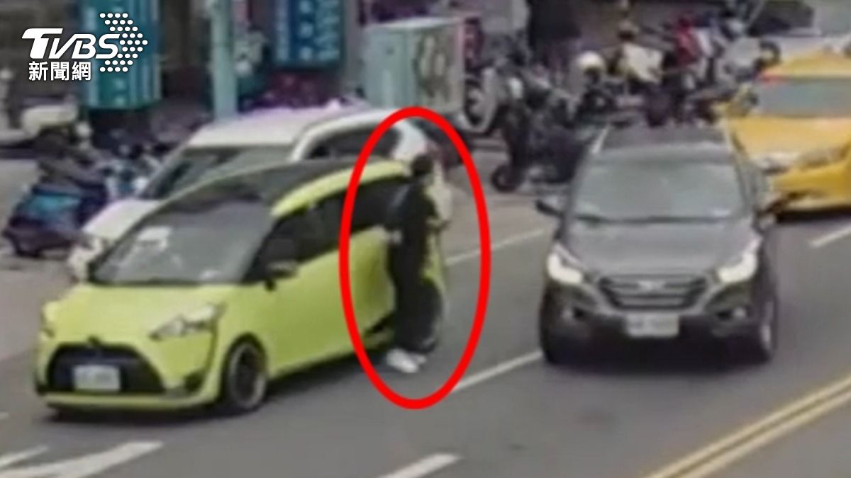黃車駕駛不滿後方男子狂按喇叭,憤而下車理論。(圖/TVBS)