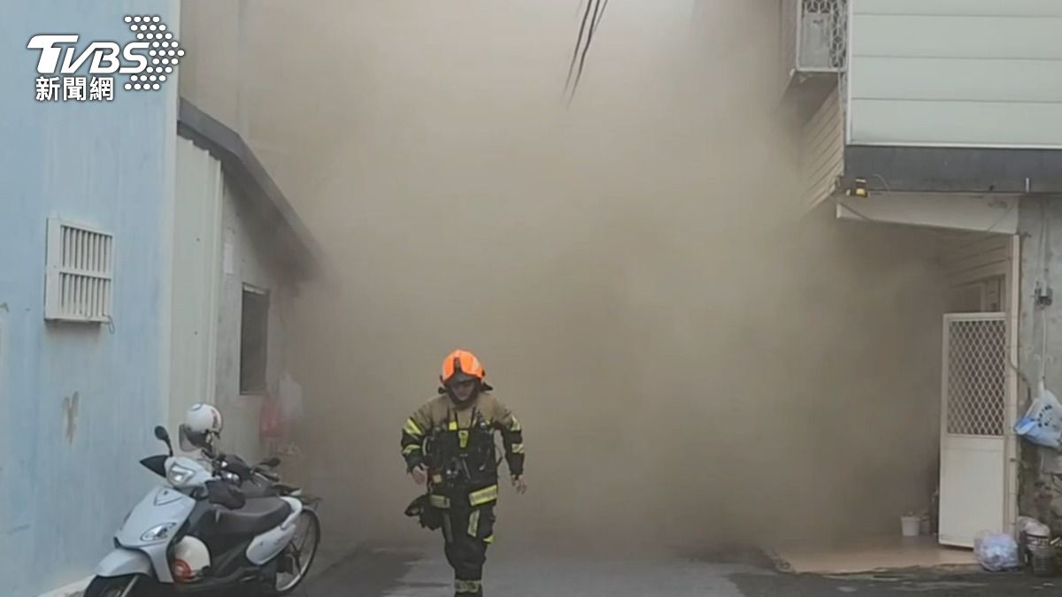 花蓮市民宅大火,持續延燒竄恐怖黑煙。(圖/TVBS)