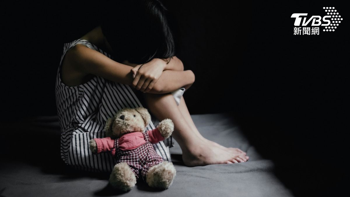 拿菸不成!北市狼父襲胸16歲女兒 噁辯:太久沒碰女人
