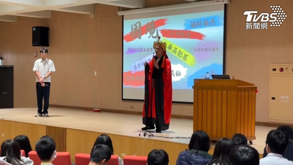高雄一所高中,二年級的自主學習成果發表競賽,其中一組同學以道教科儀為主題,現場化身法師,勇奪人氣獎(圖/TVBS)