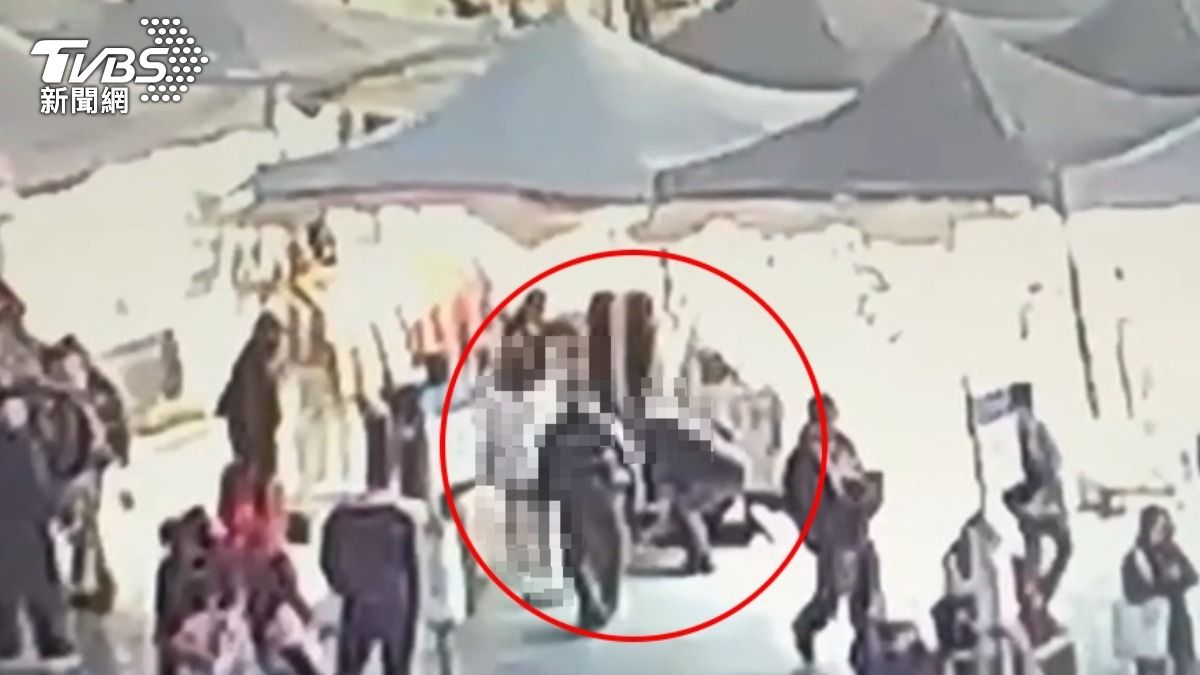 工程師北車犯案偷拍，遭休假警壓制。（圖／TVBS）