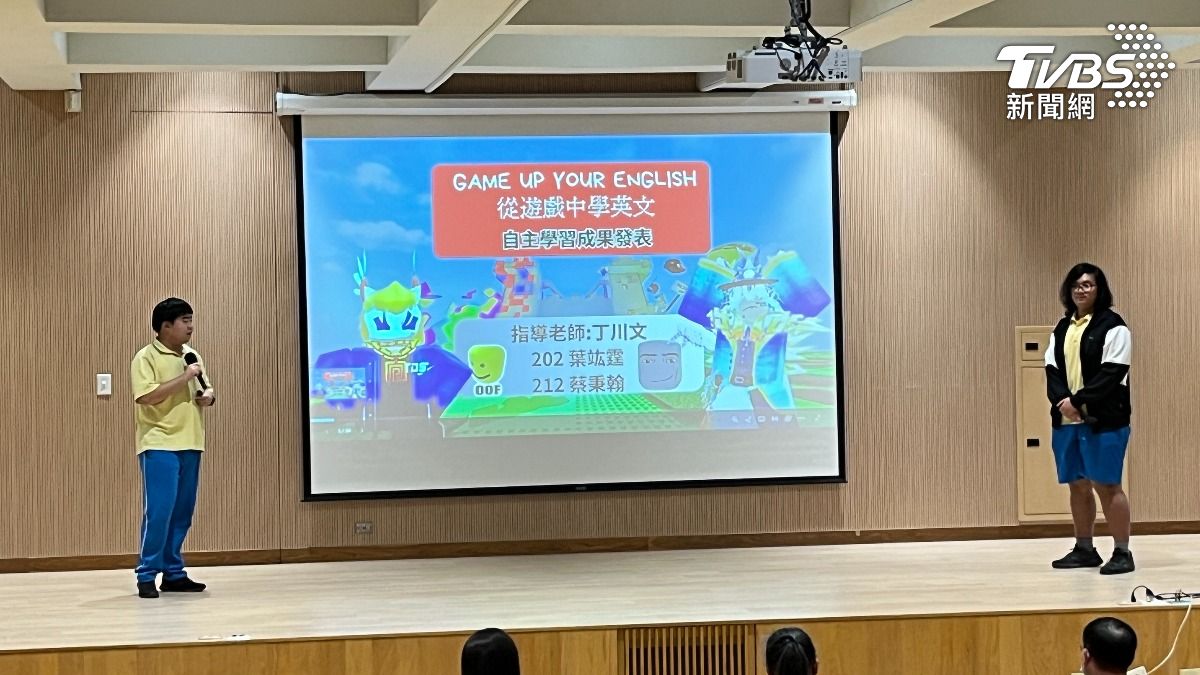高中學生都要自主學習,還有同學製作出一本英文雜誌,內容包含遊戲劇情文章、角色介紹(圖/TVBS)