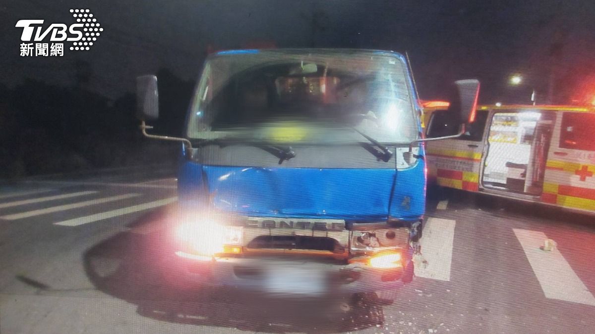 程女搶快跨越雙黃線左轉，造成曾男來不及煞車迎面撞上。（圖／TVBS）