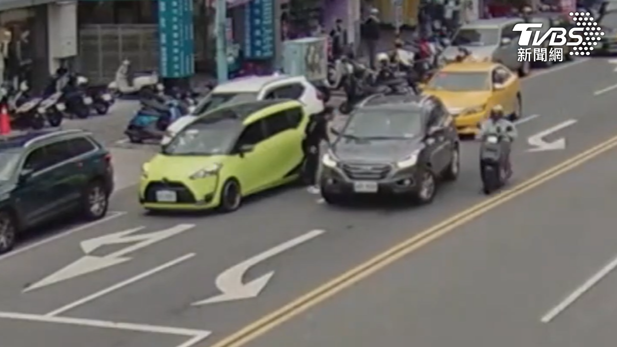 兩名男子為了搶停車格爆發衝突,街頭大打出手。(圖/TVBS)