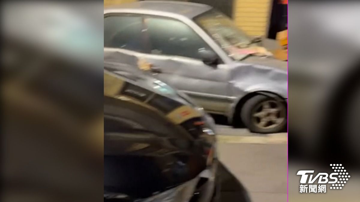 黑色轎車違停受罰,車行員工替老闆叫屈,控警去年打人。(圖/TVBS)