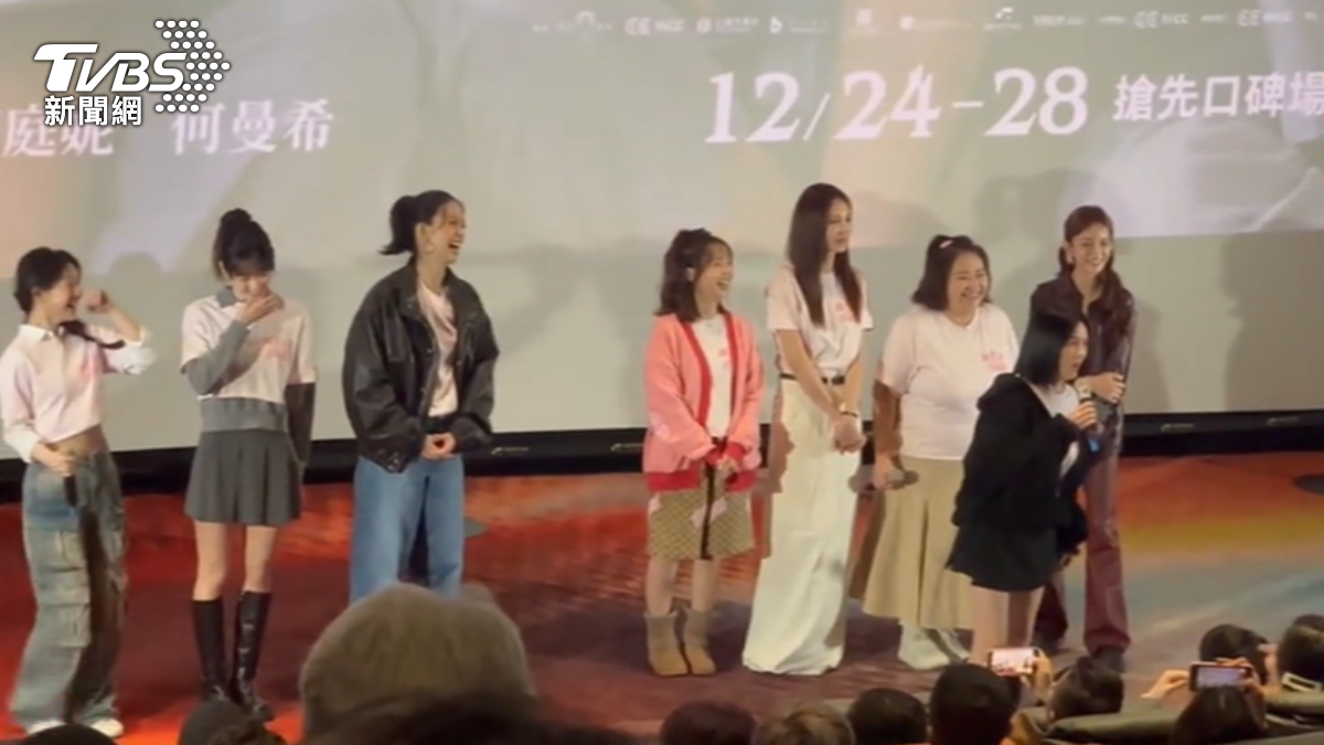 演員苗可麗(右前)被影迷敲碗現場飆罵。(圖/TVBS)