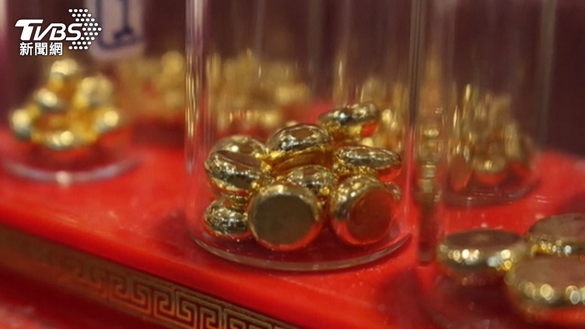 定存小金豆賺翻了!黃金暴漲64%,創46年最猛。(圖/TVBS)