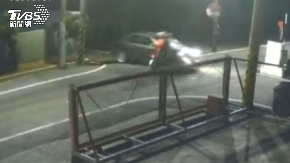 「保全撞飛父子後「踩油門逃逸」！熱心民眾狂追3公里攔車，辯稱不知撞到人。(圖／民眾提供)