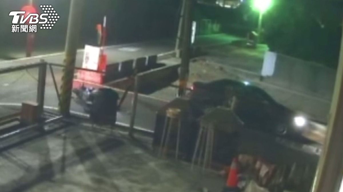 71歲陳姓保全人員肇事後竟踩油門逃逸，引發路過民眾追車攔阻。(圖／民眾提供)