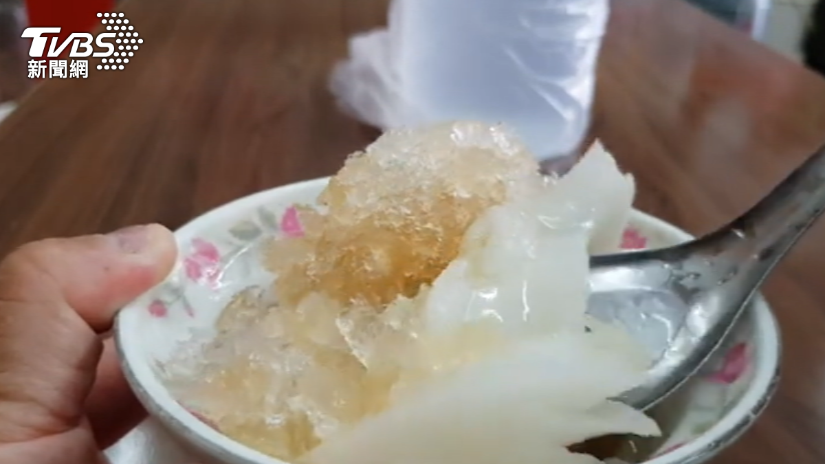 黑糖剉冰加上雪白的杏仁凍,是不少民眾記憶中的古早味。(圖/民眾提供)