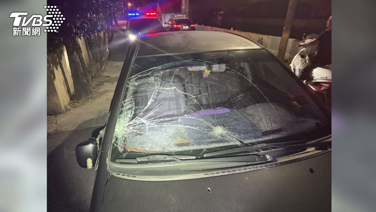 他的車輛前方副駕駛座位置因撞擊已經破裂，仍企圖逃離現場 。(圖／TVBS)