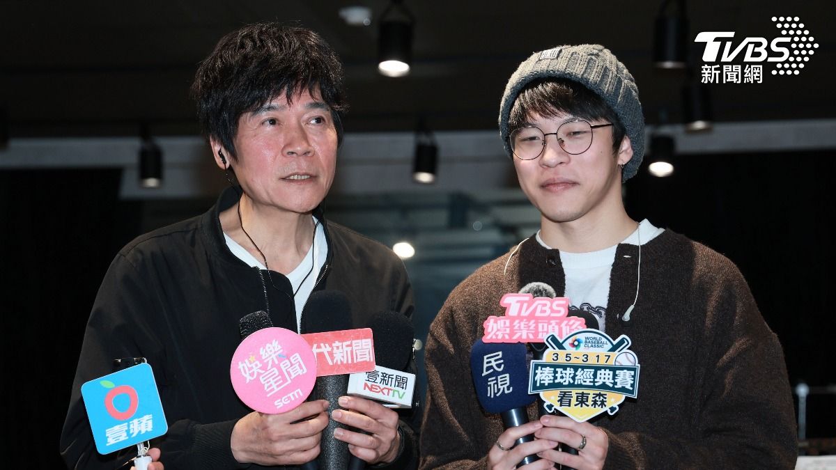 洪榮宏的兒子(右)到場探班爸爸。(圖/趙世平攝)