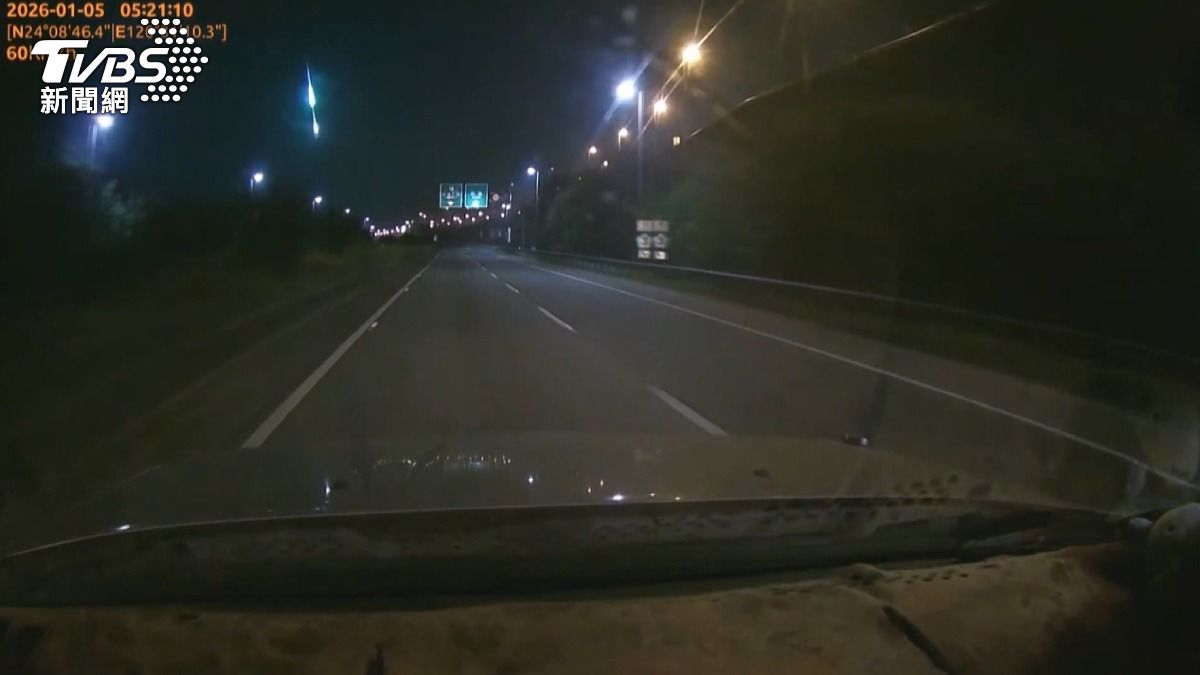 這道光芒不僅被許多行車紀錄器拍下，也被多支監視器捕捉到。(圖／民眾提供)