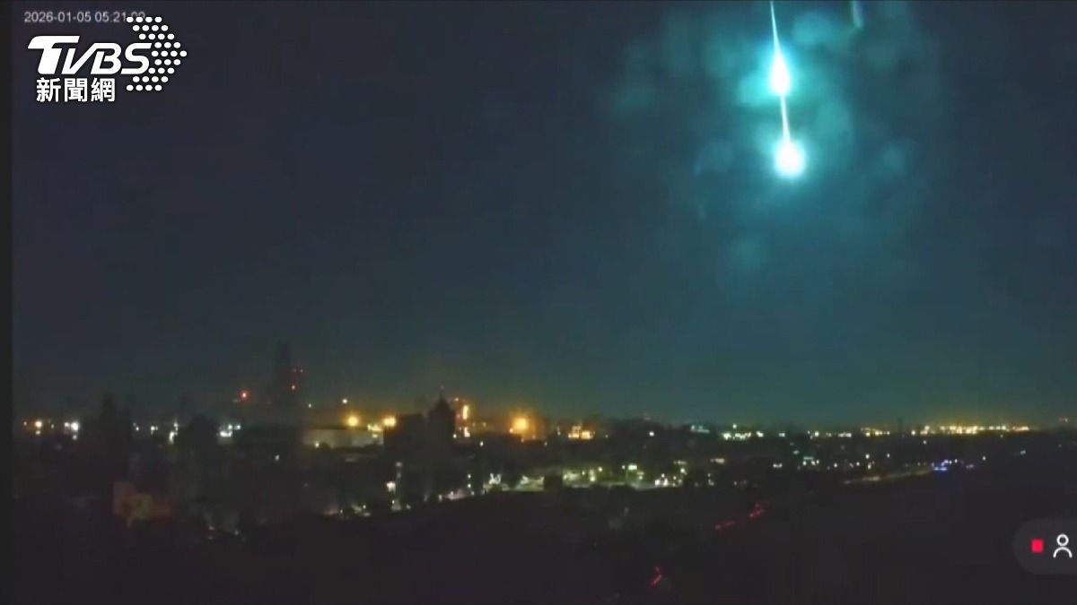 高雄旗津海岸的監視器也記錄下火流星暴閃現身的壯觀景象。(圖/民眾提供)