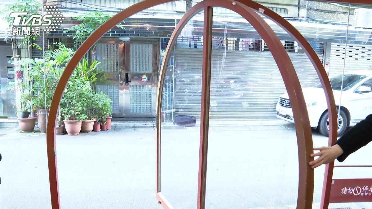 北市億家俱中山店採用半圓形的旋轉門，業者透露這是沿用原本的髮廊設計，也象徵是「翻轉」新氣象。（圖／TVBS）