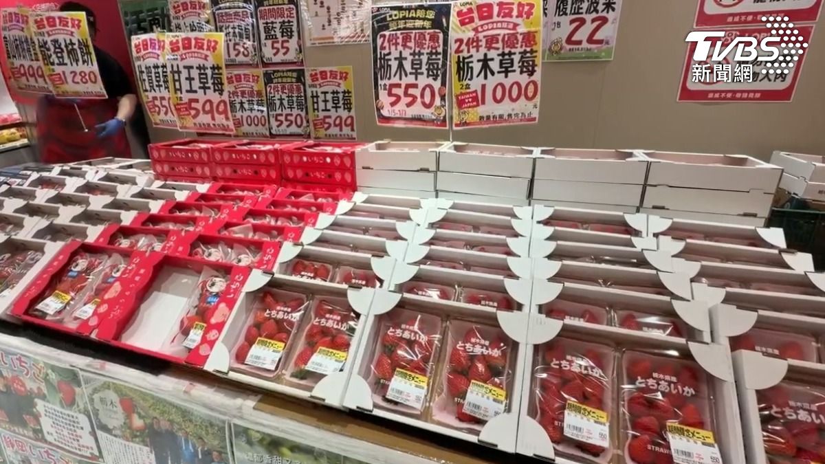 進口草莓還有蘋果、藍莓等各式水果一字排開，草莓季來臨，不少民眾搶購，但這款日本進口的枥木草莓，一盒售價550元，卻被竊賊盯上（圖／TVBS）