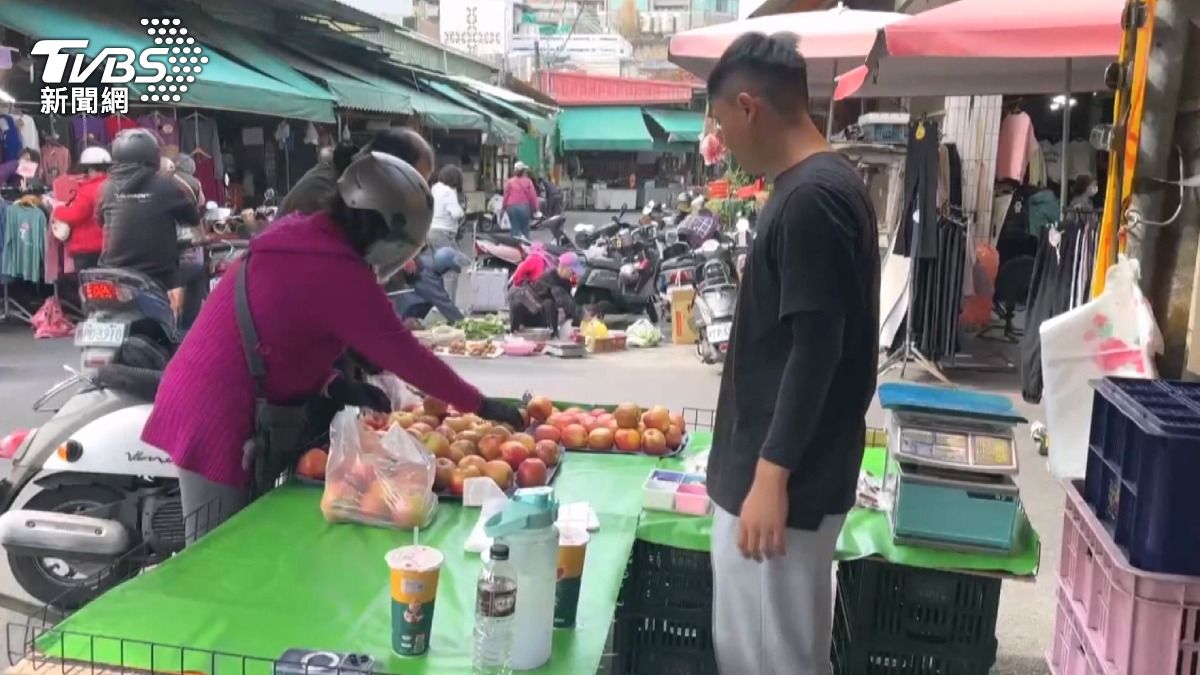 曾先生許願希望水果能很快賣光，而當天他的生意果然很好，早早就收攤打烊。(圖／TVBS)
