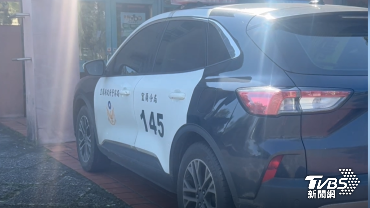 一名女員警遭退休警員「蕭湘公子」在網路上控訴未繫安全帶、值勤時視訊。(圖/TVBS