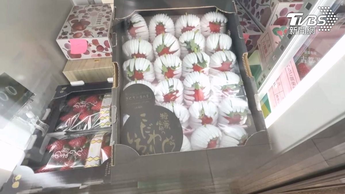 相比超市的枥木草莓，市面上最稀有、最高等級的「熊本糖蜜草莓」，一盒3千2百元，等級不同，價格自然也有區別（圖／TVBS）