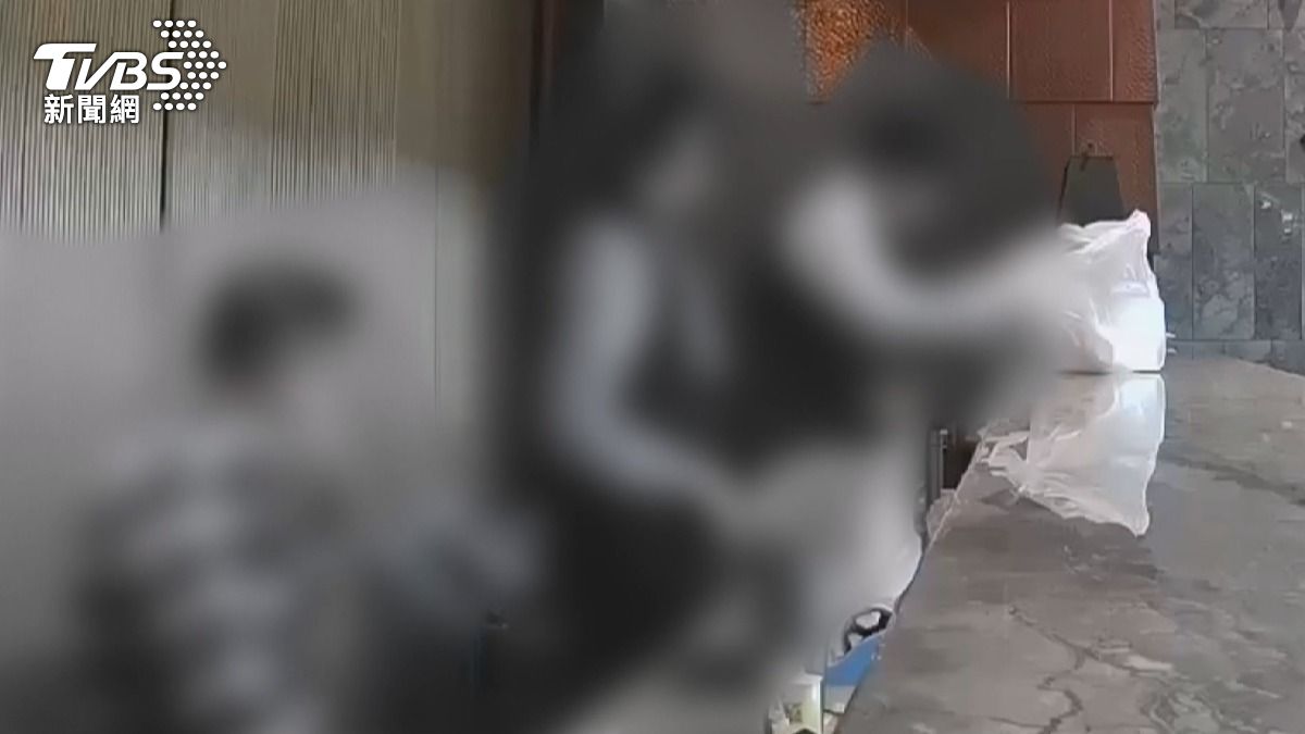 前主委噁問「能接受吃豆腐嗎」物業秘書遭拍臀戳腰,嚇離職提告。(圖/受訪人提供)
