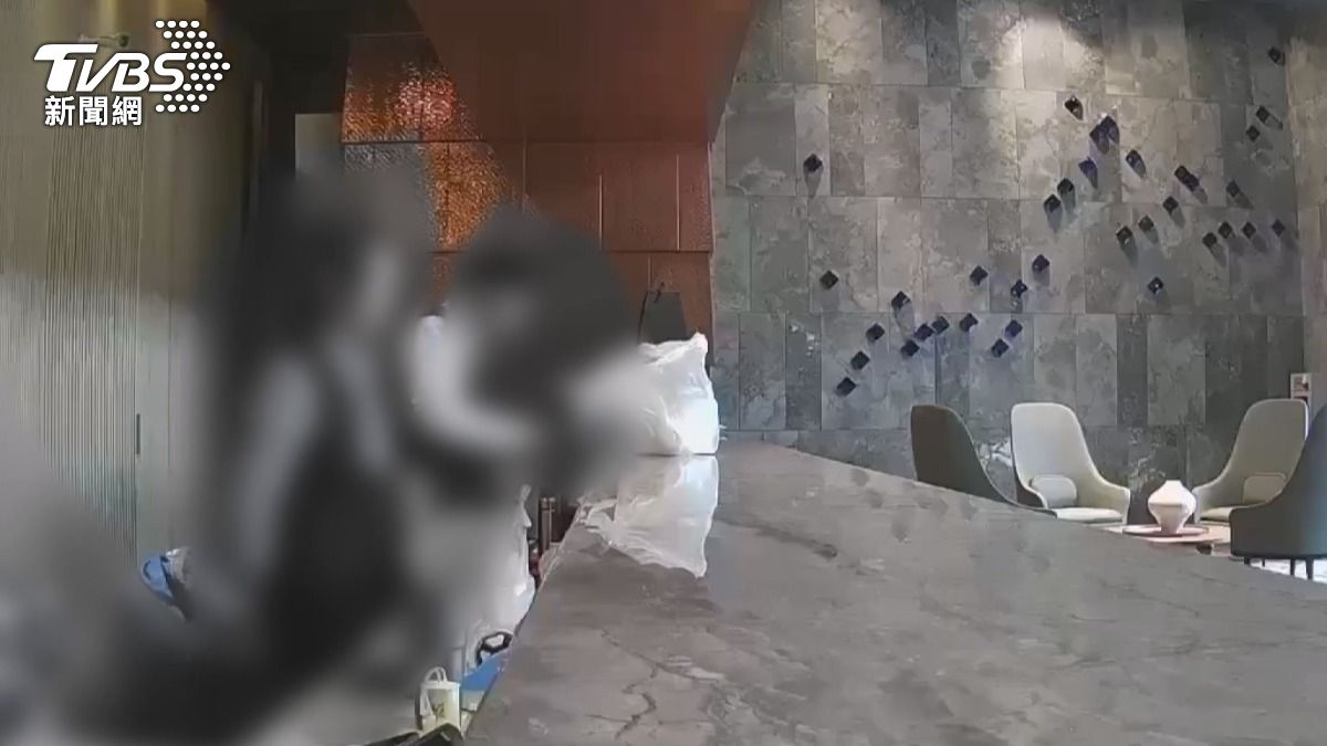 女秘書受到驚嚇,發出「欸」的一聲,並用右手護住臀部,表情尷尬。(圖/受訪人提供)