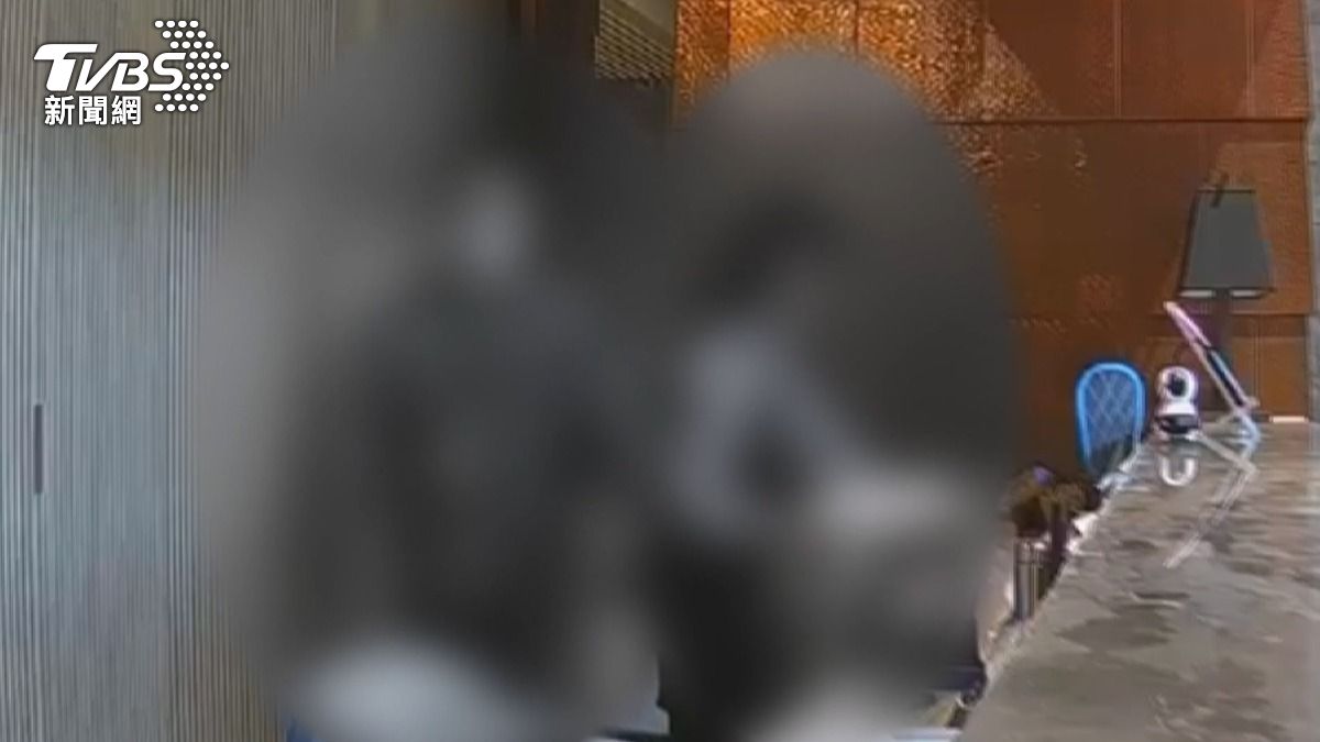 社區前主委一天2度身體接觸,包括拍臀部和碰觸腰間。(圖/當事人提供)